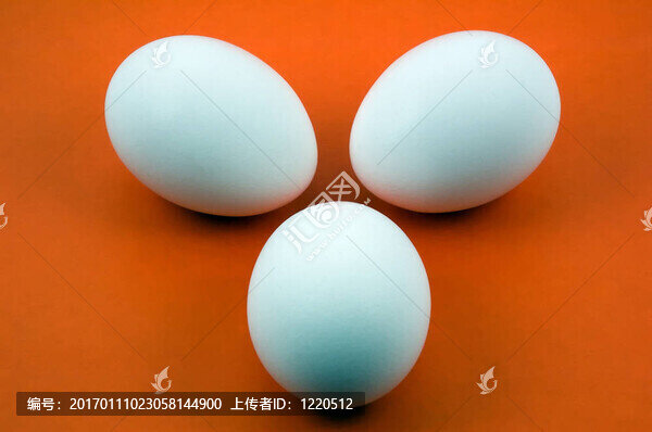 三個(gè)橙色的白雞蛋