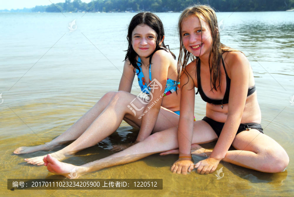 兩個(gè)女孩在水里