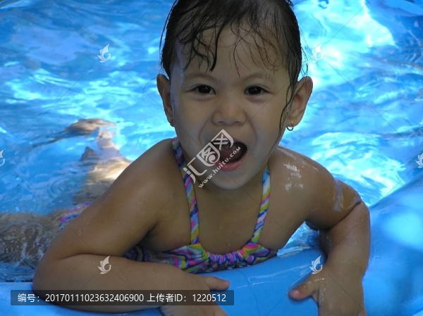 孩子在兒童游泳池