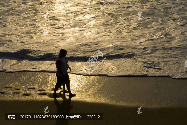 在日落時(shí)手拉手