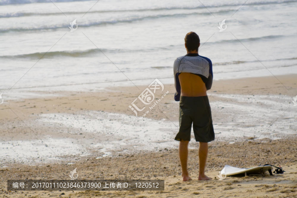 在海灘上的沖浪者