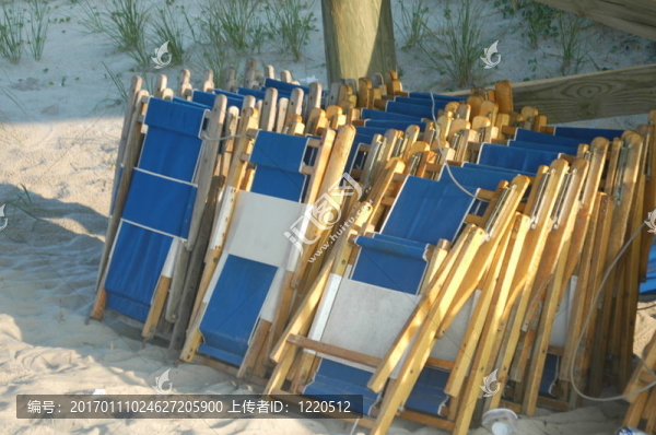 堆疊的沙灘椅-匯圖網(wǎng) www.fosd68.com 堆疊的沙灘椅