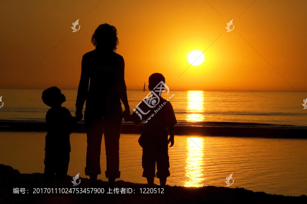 家庭站在海灘上