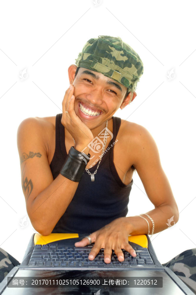 面帶微笑的亞洲士兵筆記本電腦