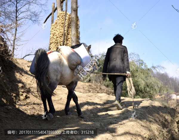 建檔立卡貧困戶蓋房子