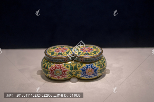 雍正款畫琺瑯黃地勾蓮雙連盒