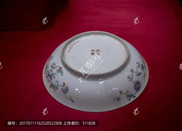 黃地粉彩朵蘭紋盤(pán)