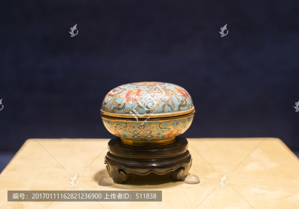 掐絲琺瑯八寶勾蓮圓盒
