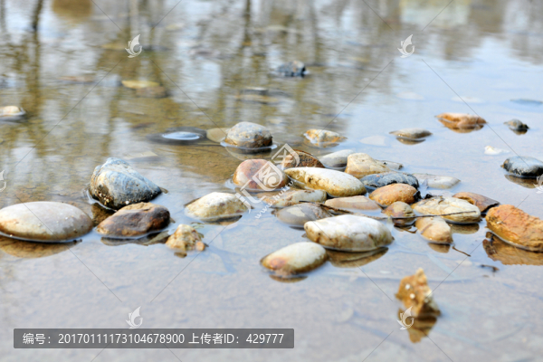 水中鵝卵石