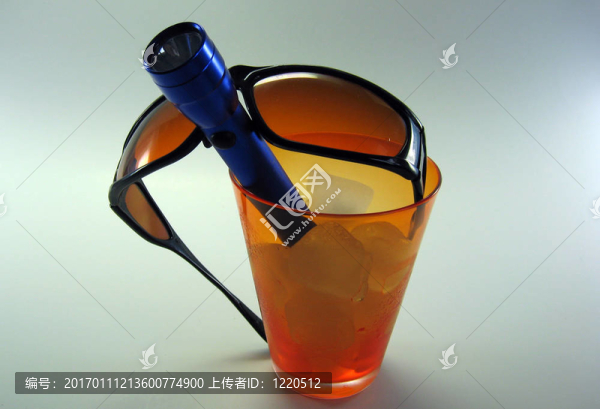 橙色酒杯和橙色太陽鏡