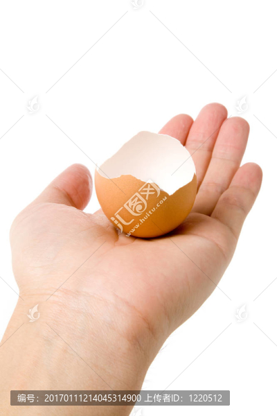 手拿著一個(gè)蛋殼