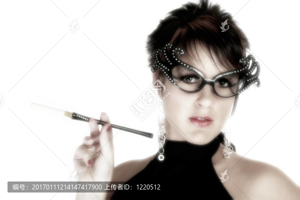 美麗的三十歲的女人與香煙