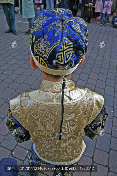 男孩在中國(guó)球隊(duì)等待新年的慶祝活動(dòng)；利物浦郡；英國(guó)；