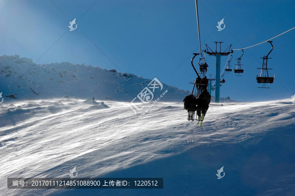 在升降椅的滑雪者