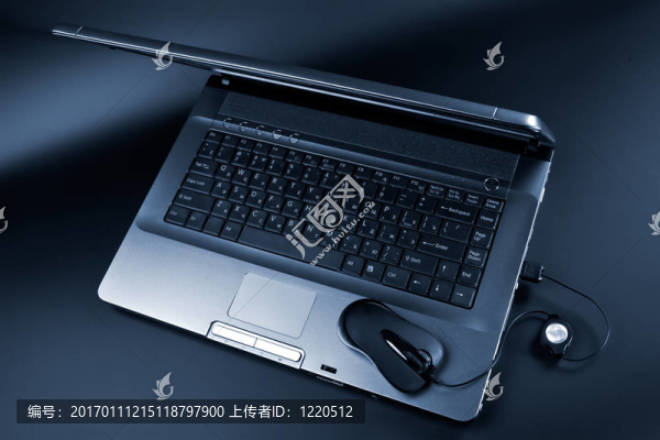 黑色筆記本電腦和黑色鼠標(biāo)