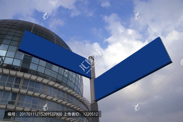 帶有空白街道標志的現(xiàn)代建筑