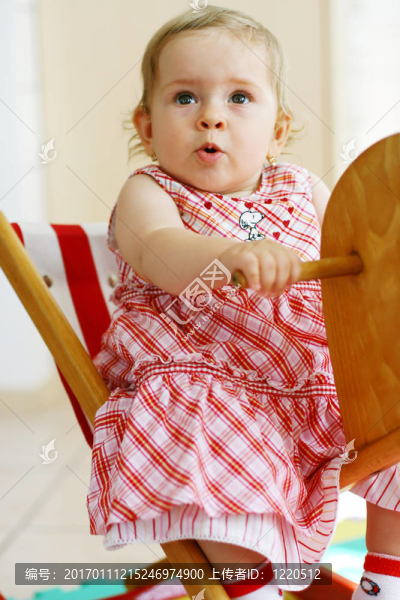 搖木馬上的嬰兒