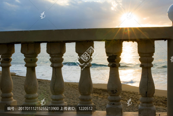 在軌道上的夕陽與火炬