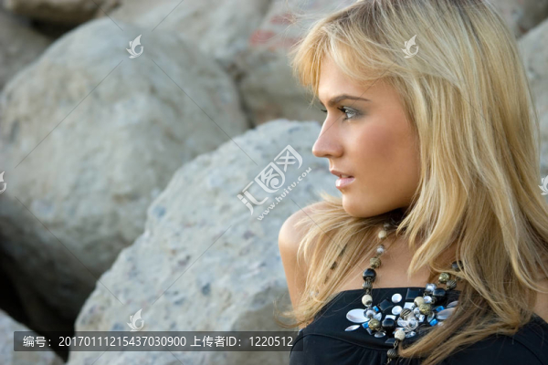 美麗的金發(fā)女郎在室外擺出