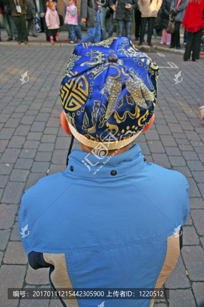 男孩在中國(guó)球隊(duì)等待新年的慶?；顒?dòng)；利物浦郡；英國(guó)；
