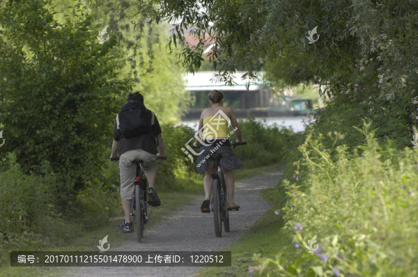 男孩和女孩騎自行車