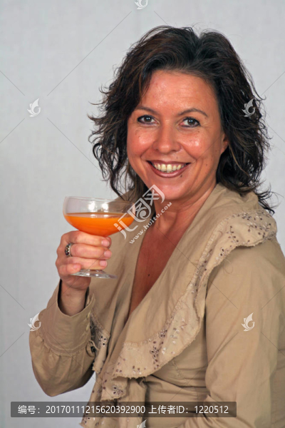 橙色飲料的女人