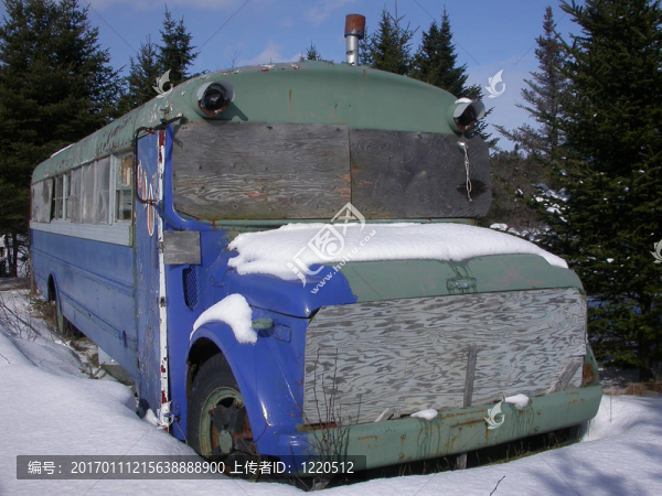 破舊的公共汽車-匯圖網(wǎng) www.fosd68.com 破舊的公共汽車