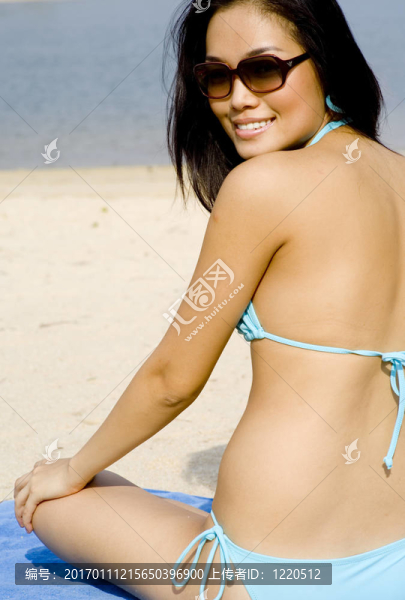 坐在海灘上的女人