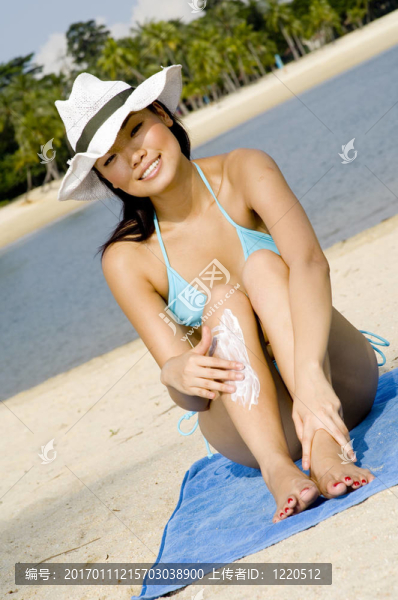 坐在熱帶海灘上