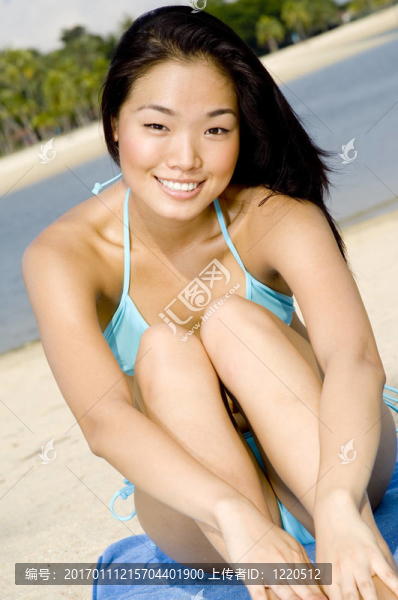 沙灘上的亞洲女人