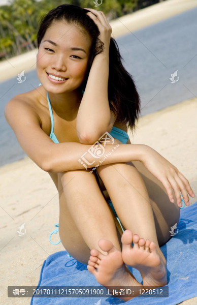 女人在海灘上