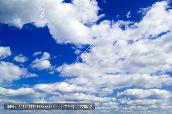 天空和白云。