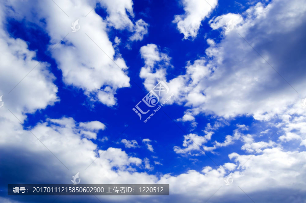 天空和白云。