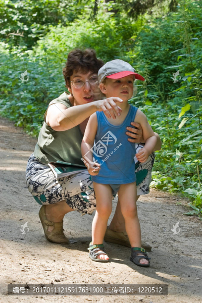 媽媽和兒子有serenly休息-匯圖網(wǎng) www.fosd68.com 媽媽和兒子有serenly休息