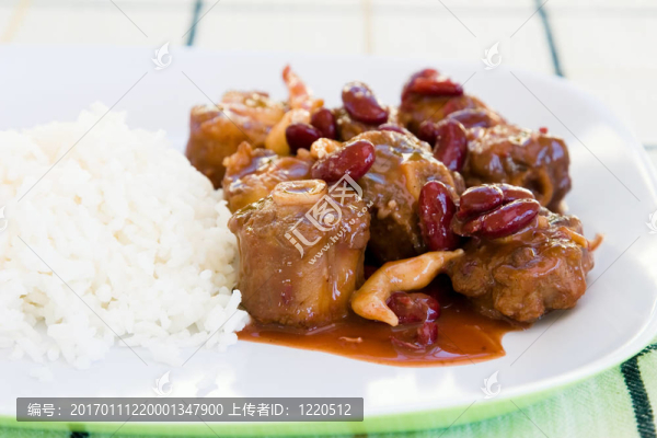 Rice和蔬菜燉牛尾