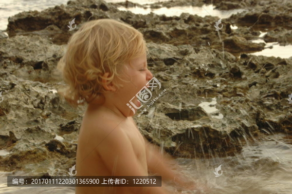 快樂(lè)的小女孩