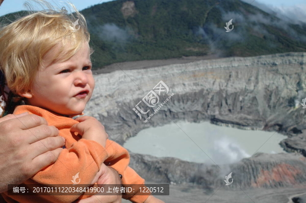 寶貝參觀火山