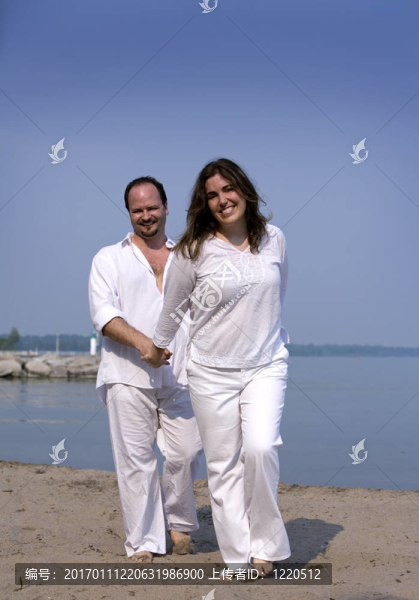 海灘上的夫婦