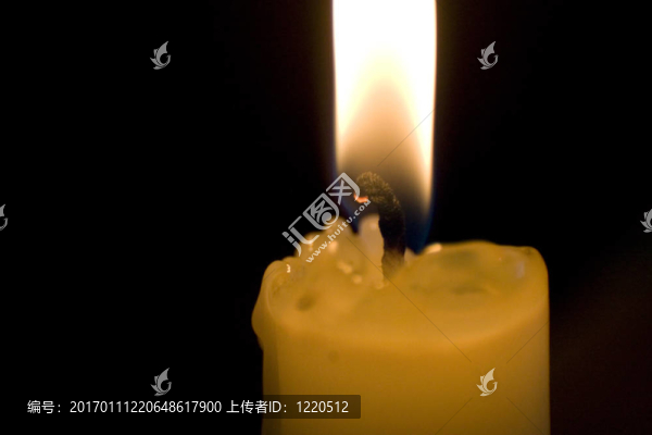 黑暗中的蠟燭-匯圖網(wǎng) www.fosd68.com 黑暗中的蠟燭