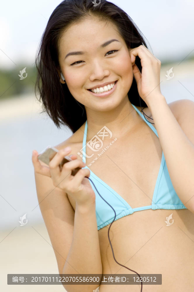 海灘上的微笑的女人