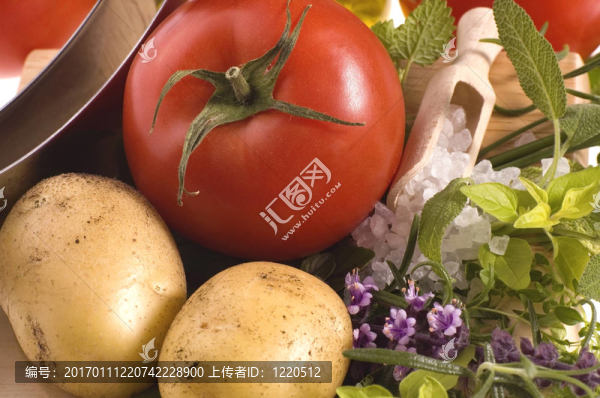 把新鮮的香草和蔬菜