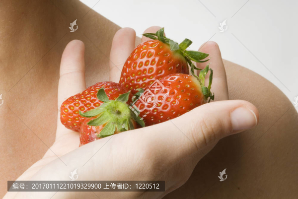草莓在手