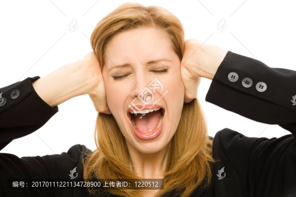 女人捂著耳朵