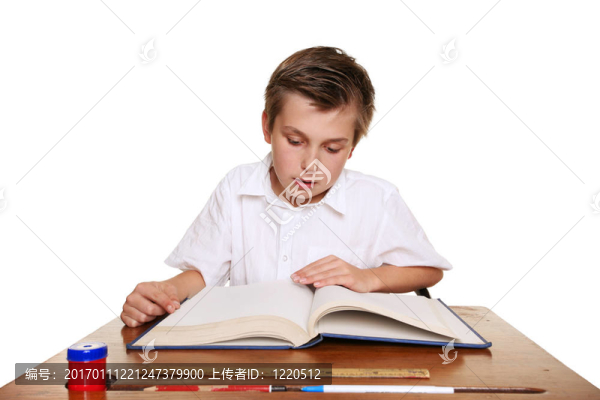 學校學生讀一本書。