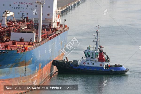 飛行員和油輪