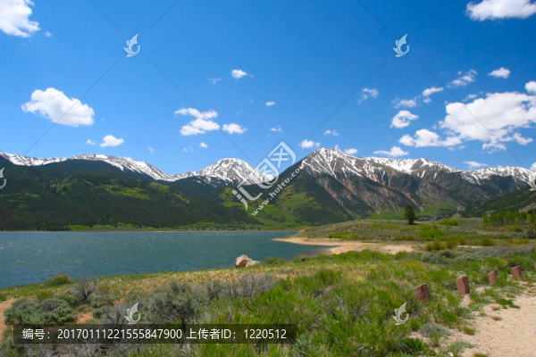 山上的湖