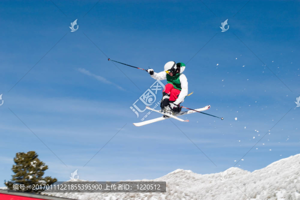 高的空中，雙腳交叉的滑雪者