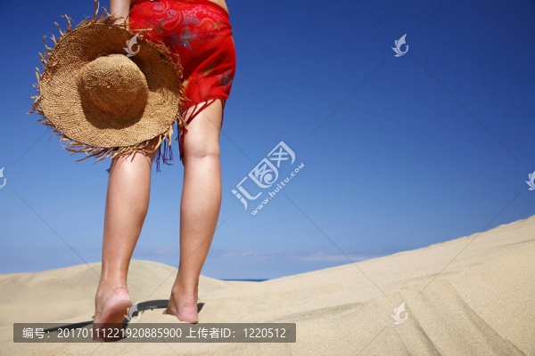 海灘女人和帽子