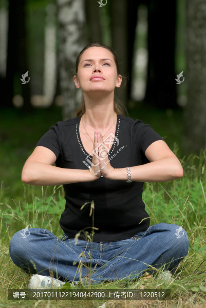 公園中的瑜伽休閑運(yùn)動(dòng)