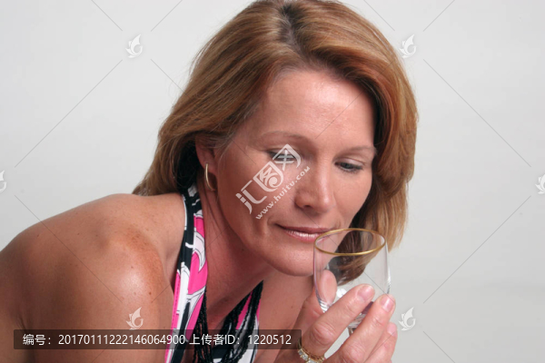 成熟女人與玻璃